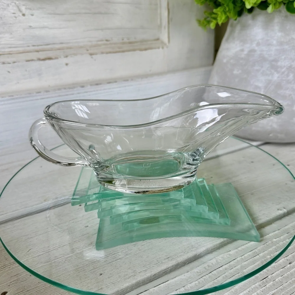 ANCHOR HOCKING, 10 OZ. CLEAR GLASS, GRAVY BOAT. IN EXCELLENT CONDITION.
